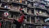 Sejumlah anak-anak tengah bermain di kawasan Rusunawa Penjaringan, Jakarta, Selasa (25/6/2019).