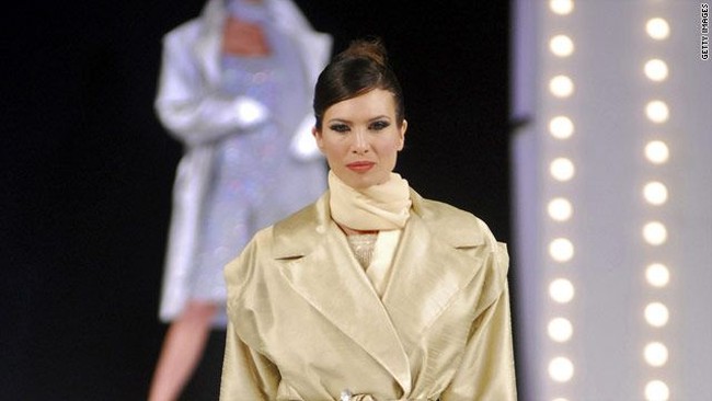 Miss Argentina 1994 Solange Magnano, meninggal di usia 38 tahun akibat komplikasi setelah pemasangan implan di bokong pada 2009. Dilansir Thought Catalog, cairan yang disuntikkan pada bokongnya bocor dan mengaliri otak hingga paru-parunya. Foto: Istimewa