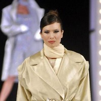 Miss Argentina 1994 Solange Magnano, meninggal di usia 38 tahun akibat komplikasi setelah pemasangan implan di bokong pada 2009. Dilansir Thought Catalog, cairan yang disuntikkan pada bokongnya bocor dan mengaliri otak hingga paru-parunya. Foto: Istimewa