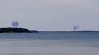 Asap mengepul dari dua jet tempur yang bertabrakan. Twitter/Ostseewelle HIT-RADIO Mecklenburg-Vorpommern.