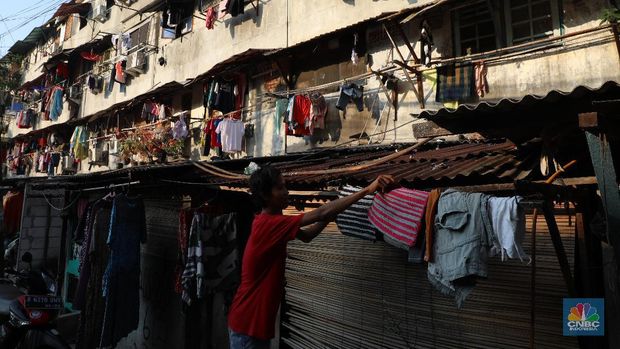 Aktifitas kegiatan penghuni Rusun Penjaringan, Jakarta Utara, Selasa (25/6). Sejumlah 10 blok penghuni Rusun Penjaringan di relokasikan ke Rusun Buaya karena rusun tersebut merupakan bangunan lama. Warga yang terkena revitalisasi ini sekitar 600 KK atau 4.160 warga, direlokasi ke Rusunawa Rawa Buaya. Proses relokasi dilakukan berthan hingga batas terakhir para penghuni rusunawa sampai 07 Juli 2019. Menurut warga sekitar pihak pemprov membebaskan masyarakat umum untuk menyewa rusun itu. Hal itu tertuang dalam Pergub No 55 tahun 2018 jo Pergub No 29 tahun 2019. Dalam aturan itu, masyarakat umum berpenghasilan Rp 2,5 - 4,5 juta perbulan nantinya akan dibebankan tarif Rp 765 ribu diluar tagihan listrik dan air. Sedangkan untuk masyarakat terprogram (relokasi) akan dibebankan tarif Rp 505 ribu diluar tagihan listrik dan air. Sebelumnya mereka menyewa di rusunawa ini seharga Rp 50.000. (CNBC Indonesia/Muhammad Sabki)