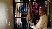Pemeriksaan atas permintaan pihak pengacara Qomar. Qomar menjalani pemeriksaan oleh tim Dokkes Polres Brebes secara tertutup di ruang Reskrim Polres Brebes.