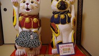 Konon dahulunya ada samurai terkemuka yang meninggal dunia. Kucing peliharaannya sedih kehilangan tuannya. Ia duduk di makam tuannya selama 49 hari sampai kucing ini menggigit lidahnya sendiri dan mati. (Unjrinji/Facebook)