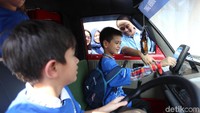 Para siswa diajari cara melakukan pembayaran menggunakan uang elektronik.