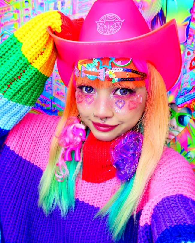 Kristina Sevillano mendapatkan ketenaran setelah tranformasinya menjadi manusia pelangi melalui mode. Ia mengenakan pakaian mewah berwarna-warni yang terinspirasi oleh street fashion ala Harajuku, Jepang. Foto: Instagram @cybr.grl