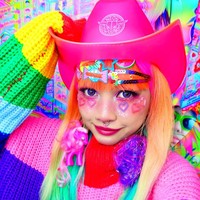 Kristina Sevillano mendapatkan ketenaran setelah tranformasinya menjadi manusia pelangi melalui mode. Ia mengenakan pakaian mewah berwarna-warni yang terinspirasi oleh street fashion ala Harajuku, Jepang. Foto: Instagram @cybr.grl