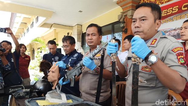  Senjata api laras panjang milik anggota Brimob Polda Bali  yang ditemukan, ditunjukkan dalam jumpa pers di Polresta Denpasar, Selasa (25/6/2019)
