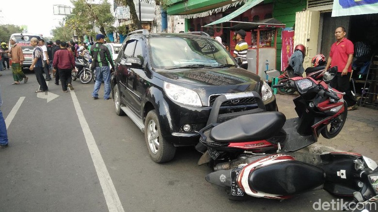 Kecelakaan Karambol 6 Kendaraan di Purwokerto, 1 Orang Tewas Kecelakaan Karambol 6 Kendaraan di Purwokerto, 1 Orang Tewas