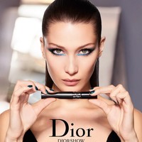 Gaya seksi Bella Hadid saat jadi model maskara Diorshow Pump n Volume. Matanya dirias bergaya smokey eyes dengan eyeliner biru neon. Foto: Dok. Dior Makeup