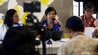 Kepala Tim Kampanye Amnesty International Indonesia, Puri Kencana Putri, Avivah Nababan, peneliti Amnesty International Indonesia, dan Papang Hidayat, peneliti Amnesty International Indonesia, memberikan keterangan pers terkait kerusuhan 22 Mei yang terjadi di Jakarta di Kantor Amnesty Indonesia, Jakarta, Selasa (25/6/2019).