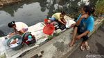 Ironi Warga Jakarta, Masih Ada loh yang Mencuci Baju di Kali