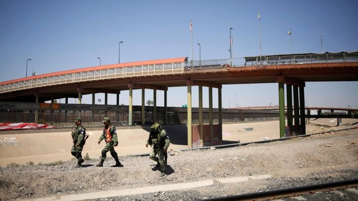 Members of Mexicos National Guard patrol the border between Mexico and the U.S. as part of an ongoing operation to prevent migrants from crossing illegally into the United States, in Ciudad Juarez, Mexico June 24, 2019. REUTERS/Jose Luis Gonzalez