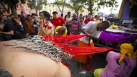 Tak ada keluhan dari bibir orang Tamil. Meski membopong kavadi seberat 40 kg dengan rantai hampir 4 meter, wajah syukur tetap ditampilkan oleh orang Tamil. (iStock)