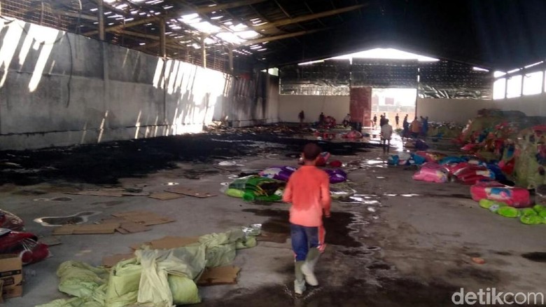Gudang Kasur dan Bantal di Karangtengah Cianjur Hangus Terbakar Gudang Kasur dan Bantal di Karangtengah Cianjur Hangus Terbakar