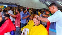 Thaipusam bukan cuma sekedar kavadi. Ada berbagai cara yang dilakukan untuk mempersembahan rasa syukur. Pengunjung Batu Caves bisa melihat pencukuran rambut, doa dan jalan sambil berlutut sepanjang kuil. (iStock)