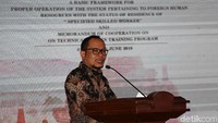 Hanif Dhakiri memberikan sambutan usai penandatanganan kerja sama.