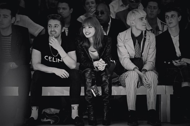 Di fashion show tersebut, ia duduk di barisan depan alias front row. Penyanyi 22 tahun itu berada di antara musisi Miles Kane dan Dave Morgan. (Foto: Instagram/@lalalalisa)