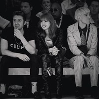 Di fashion show tersebut, ia duduk di barisan depan alias front row. Penyanyi 22 tahun itu berada di antara musisi Miles Kane dan Dave Morgan. (Foto: Instagram/@lalalalisa)
