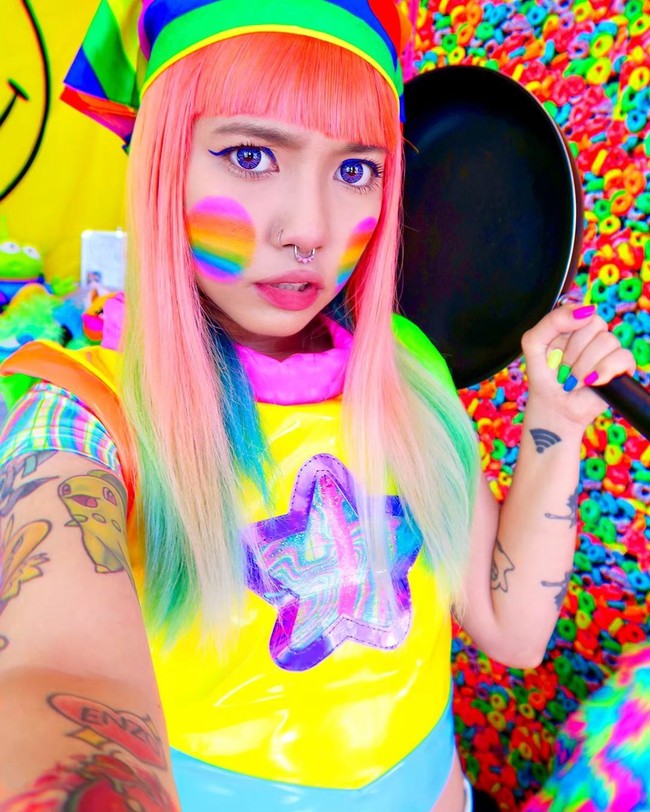 Bayangkan saja jika pelangi adalah manusia, itu adalah saya, katanya dalam video. Foto: Instagram @cybr.grl