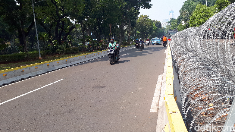 Sempat Ditutup, Jalan Medan Merdeka Barat di Depan MK Kembali Dibuka Sempat Ditutup, Jalan Medan Merdeka Barat di Depan MK Kembali Dibuka