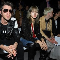 Inilah penampilan Lisa Blackpink di fashion show Celine, Senin (24/6/2019). Fashion show tersebut dihelat dalam rangkaian Mens Paris Fashion Week Spring/Summer 2020. (Foto: Pascal Le Segretain/Getty Images)