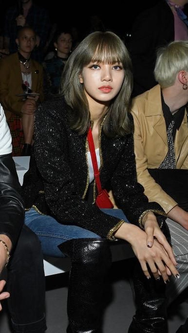 Inilah penampilan Lisa Blackpink di fashion show Celine, Senin (24/6/2019). Fashion show tersebut dihelat dalam rangkaian Mens Paris Fashion Week Spring/Summer 2020. (Foto: Pascal Le Segretain/Getty Images)