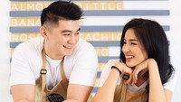 Gimana nih pose Tiffany dan chef Arnold saat jadi penjual gelato? Pakai apron dan kaos putih, keduanya kelihatan cute! Foto: Instagram tiffanysoetanto