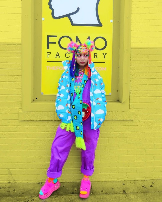 Kelahiran putra saya mendorong saya untuk mengenakan pakaian mewah berwarna-warni karena saya ingin mengajar anak saya untuk tidak membiarkan apa pun menahannya dari melakukan apa pun yang ia inginkan dalam hidup, imbuhnya. Foto: Instagram @cybr.grl