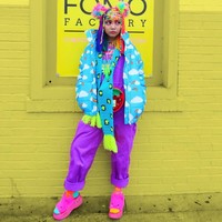 Kelahiran putra saya mendorong saya untuk mengenakan pakaian mewah berwarna-warni karena saya ingin mengajar anak saya untuk tidak membiarkan apa pun menahannya dari melakukan apa pun yang ia inginkan dalam hidup, imbuhnya. Foto: Instagram @cybr.grl