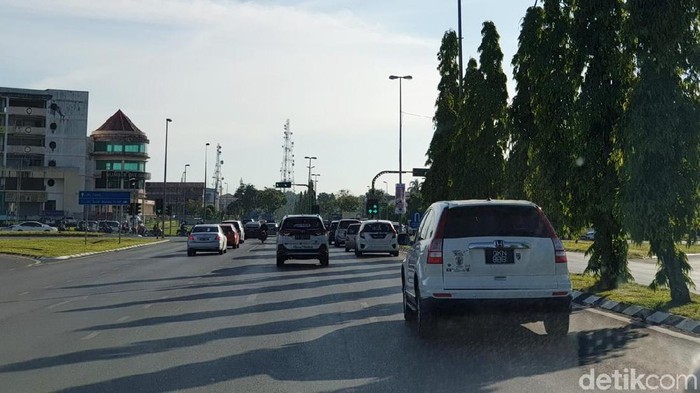 Budaya berlalu lintas bisa jadi tolak ukur maju tidaknya suatu peradaban negara. Jika kondisi lalu lintasnya masih carut marut, dengan pelanggaran di sana - sini, maka bisa disimpulkan negara itu masih tahap berkembang. Sementara jika lalu lintasnya sudah tertib, maka boleh dikatakan negara itu kategori maju.