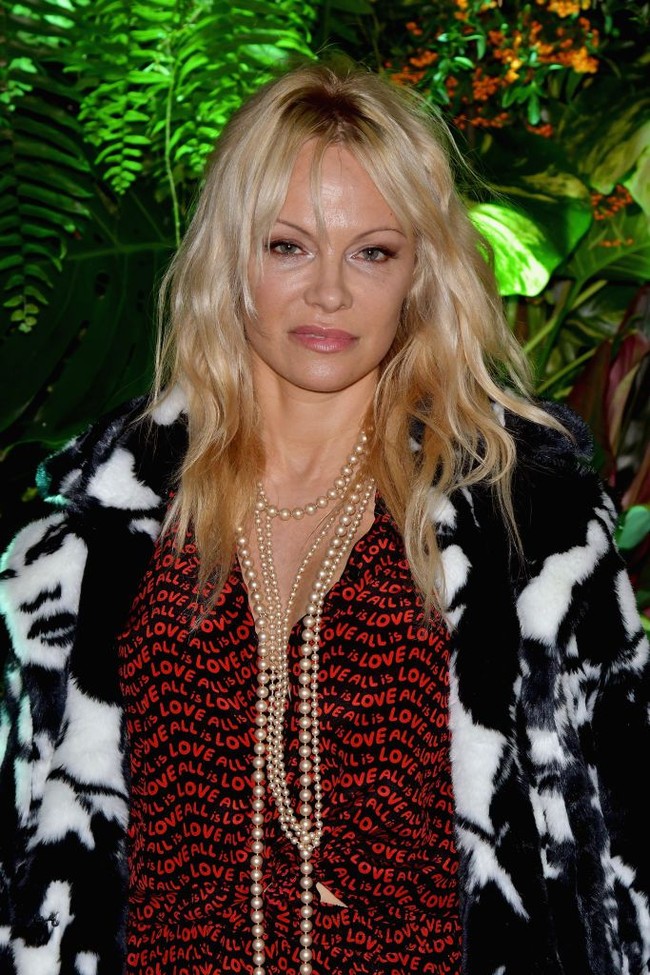 Pamela Anderson melepas implan payudaranya pada 1999, meskipun bentuk tubuhnya yang berdada besar, sudah jadi salah satu ciri khas. Mempunyai payudara terlalu besar ternyata membuatnya tidak nyaman. Foto: Getty Images