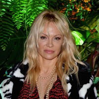 Pamela Anderson melepas implan payudaranya pada 1999, meskipun bentuk tubuhnya yang berdada besar, sudah jadi salah satu ciri khas. Mempunyai payudara terlalu besar ternyata membuatnya tidak nyaman. Foto: Getty Images