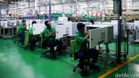 Pekerja tengah melakukan aktifitas di pabrik pintar Schneider, Cikarang, Jawa Barat, Selasa (25/6/2019).