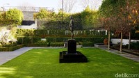 Seperti inilah area taman rumah Konfir Kabo yang juga dihiasi karya seniman Indonesia. Sebagian karya seni yang ada di taman ini pernah ditampilkannya dalam pameran Crossing: Beyond Baliseering bersamaan dengan digelarnya Mapping Melbourne 2016. 