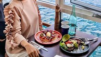 Makan waffle dan avocado toast, begini momen brunch seru ala Tiffany dan sang suami. Rupanya chef Arnold sendiri yang memotret istri cantiknya. Foto: Instagram tiffanysoetanto