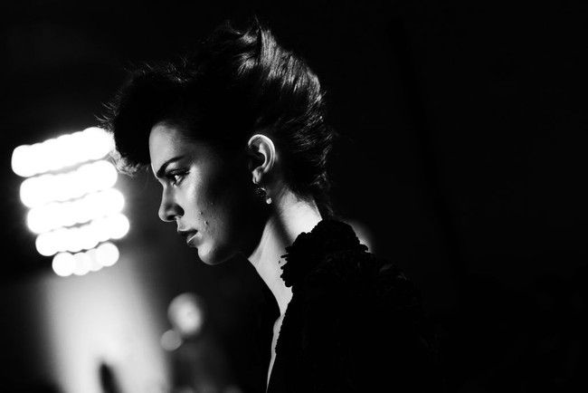 Jerawat pernah menyerang Kendall Jenner saat dia harus tampil di atas runway. Tak ada yang bisa dilakukan bintang iklan Estee Lauder ini selain pasrah dan memberikan penampilan terbaiknya di fashion show. Foto: Getty Images