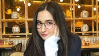 Nama Stephanie Poetry Dougharty jadi sosok idola baru kaum millennial. Ia jadi perbincangan hangat berkat single terbarunya berjudul I Love You 3000. Foto: Instagram stephaniepoetri