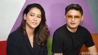 Bunga Jelitha dan Syamsir Alam saat ditemui usai tampil di Rumpi: No Secret di Trans TV, Kapten Tendean, Jakarta Selatan pada Senin (24/6). Pool/Noel/detikFoto.