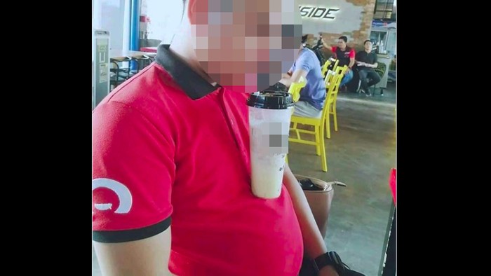 Kamu bisa minum tanpa pakai tangan seperti pria ini? (Foto: Tangkapan layar Facebook) Kamu bisa minum tanpa pakai tangan seperti pria ini? (Foto: Tangkapan layar Facebook)