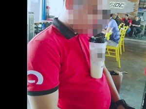 Parodi Kocak Tantangan Minum Bubble Tea Tanpa Tangan Ala Pria Buncit