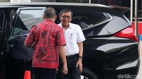 Dia terlihat mengenakan kemeja putih lengan pendek.