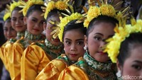 Anak-anak mengenakan pakaian tradisional untuk mengikuti lomba menari yang diadakan di acara Gebyar RPTRA.