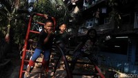Menurut keterangan warga mereka hanya bisa ikhlas jika Rusunawa itu harus dibongkar.