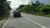 Jalanan yang mulus ternyata juga didukung oleh situasi lalu lintas yang tidak terlalu padat. Maklum, kendaraan pribadi di Pulau Kalimantan masih bisa dihitung jari.