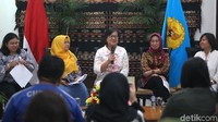 Hadir dalam pernyataan pers tersebut para komisioner dari masing-masing lembaga yakni  Susilaningtyas, Rita Pranawati, Sandrayati Moniaga, Ninik Rahayu dan Yuniyanti.