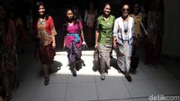 Mereka kemudian masuk dan mengkampanyekan kebaya di Stasiun MRT Dukuh Atas, Jakarta.
