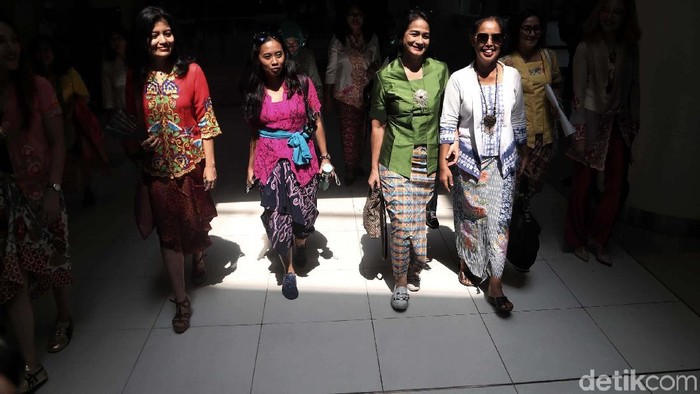 Sejumlah wanita dari Komunitas Perempuan Berkebaya Indonesia mengkampanyekan pemakaian kebaya. Begini aksi yang digelar di Stasiun MRT Dukuh Atas, tersebut.