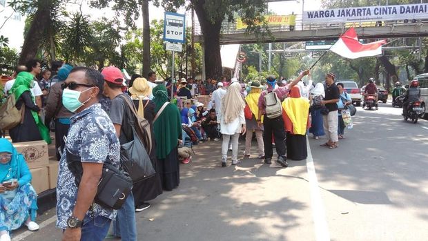 Kondisi lalu lintas di sekitar lokasi tersendat