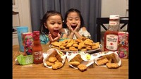 Dua anak ini siap menghabiskan 100 potong chicken nugget. Oiya, sebagai orang tua juga harus mengontrol porsi makan anak ya. Foto: istimewa