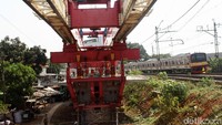 KRL nampak melintas di proyek DDT Jatinegara-Manggarai.
